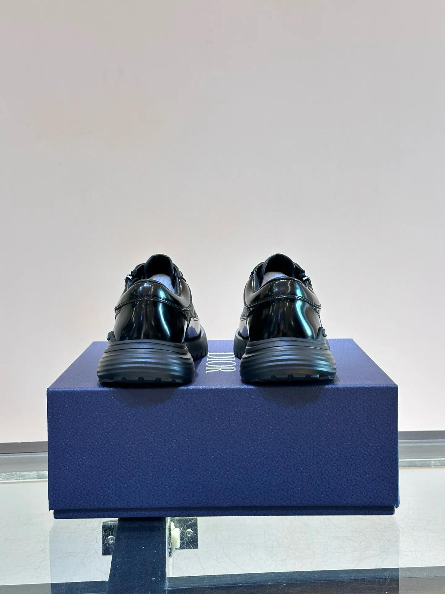 Factory price: 540💰◾️▫️Dior Combat Derby shoes are a new product in the 2024 spring men's wear series, presenting a mixed style that combines fashion design with sports elements. Crafted from black buffed calfskin leather with beige and black Oblique print panels on the sides and tongue. Designed with laces and technical zipper closure, the lightweight mixed-style sole highlights the charm of high-end customization. The Dior signature on the side enhances the style and will add a trendy touch to any look this season. Size: 39-44 (customized at 38.45)